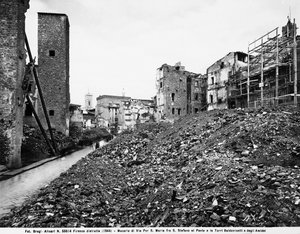 Zweiter Weltkrieg: Blick auf die Trümmer in der Via Por Santa Maria zwischen Santo Stefano al Ponte und den Türmen der Baldovinetti und Amidei in Florenz nach dem Bombenangriff. Dieses Foto war früher Teil der Brogi-Sammlung, gehört aber jetzt zur Alinari-