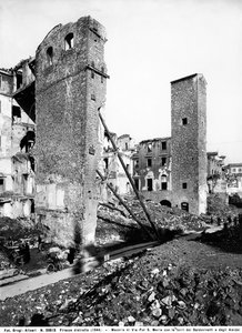Zweiter Weltkrieg: Trümmer in der Via Por Santa Maria mit den Türmen der Baldovinetti und Amidei in Florenz nach dem Bombenangriff von Fratelli Alinari