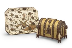Teller, Marketerie von Ferdinand Duvinage, und gotisches Revival-Schmuckkästchen, beide ca. 1880