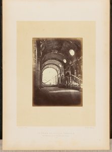 Der niedergebrannte Justizpalast. Innenansicht des Salle des Pas-Perdus. von Alphonse J. Liébert