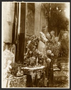 Eine Ecke von Muchas Studio mit Statuen, Drucken und Blumen, Rue du Val-de-Grâce, Paris von Alphonse Maria Mucha