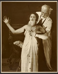 Alphonse Mucha im Kostüm mit Tochter Jaroslava als Modell für das Plakat "De Forest Phonofilm", der erste "Tonfilm" im Bio Adria Kino (Prag), Zbiroh, Böhmen von Alphonse Maria Mucha