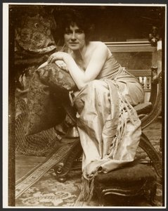 Weibliches Modell posiert für das dekorative Panel "Emerald", verwendet in den frühen 1930er Jahren für mehrere andere Zeichnungen und Gemälde, Paris von Alphonse Maria Mucha