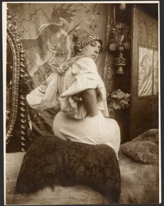 Weibliches Modell verwendet in den dekorativen Paneelen des Deutschen Theaters (New York), Paris, 1908 von Alphonse Maria Mucha