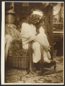 Modell für Illustration von Emil Gebharts "Cloches de Noël et de Pâques," Paris von Alphonse Maria Mucha
