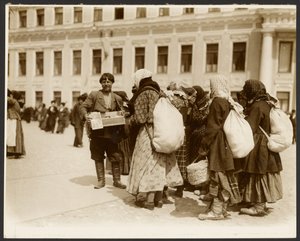 [Fotografien von der Studienreise nach Russland für das Gemälde "Die Abschaffung der Leibeigenschaft in Russland" (1914), aus dem "Epos der Slawen-Zyklus, Moskau"] von Alphonse Maria Mucha