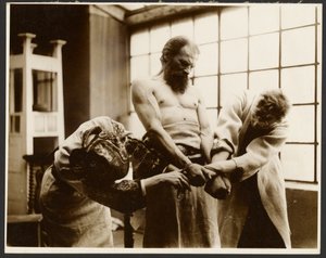 Drei Modelle posieren für die "Symbolische Gruppe" im Bild "Das Fest des Heiligen Vitus in Rügen" aus dem "Epos der Slawen-Zyklus, Zbiroh, Böhmen" von Alphonse Maria Mucha