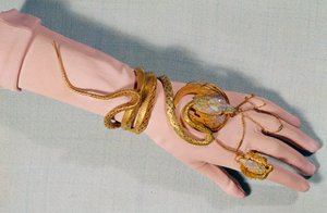 Armband und Ring der Komödiantin Henriette Rosine Bernard, genannt Sarah Bernhardt von Alphonse Mucha