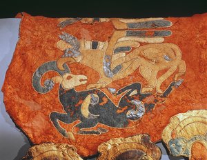 Satteldecke mit Greif, der eine Bergziege angreift