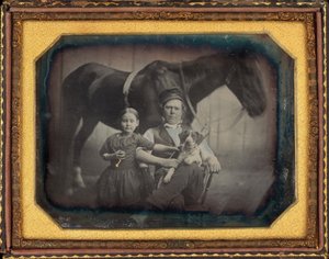 Porträt eines Mannes und Mädchens mit Pferd und Hund