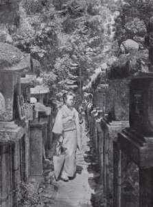 Eine fromme Verehrerin zählt die Steinlaternen in Kasuga von American Photographer (after)