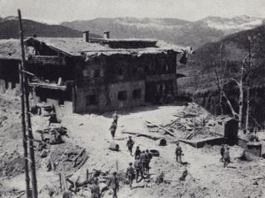 Amerikanische und französische Truppen inspizieren die Ruinen von Adolf Hitlers Rückzugsort in Berchtesgaden in den bayerischen Alpen, Zweiter Weltkrieg, Mai 1945 (s/w Foto)