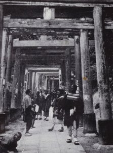 Ein Zugang zum Shinto-Tempel von Inari (s/w Foto) von American Photographer (after)