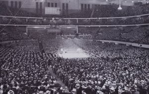 Chicago: Innenansicht des Chicago Stadiums während einer Boxausstellung (s/w Foto) von American Photographer (after)