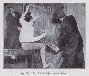 Harry Kahne, amerikanischer Mann, der gleichzeitig mit beiden Händen, beiden Füßen und seinem Mund schreiben kann (s/w Foto)