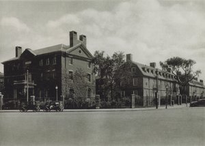 Harvard University: Phillips Brooks House; Mower Hall, Wohnheim; Lionel Hall, Wohnheim von American Photographer (after)