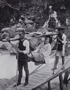 Japanische Dame überquert den Daiya-Fluss bei Nikko (s/w Foto) von American Photographer (after)