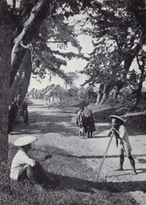 Wanderer ruhen sich auf der alten Hauptstraße von Tokio nach Kioto aus von American Photographer (after)