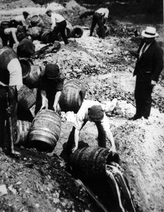 Ein US-Bundesagent überwacht die Zerstörung von Bierfässern während der amerikanischen Prohibitionszeit (1920-33) von American Photographer