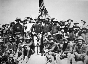 Ein triumphierender Theodore Roosevelt mit seinen 