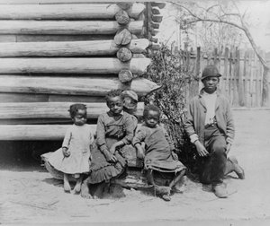 Afroamerikanischer Mann mit Kindern in der Nähe von Thomasville, Georgia von American Photographer