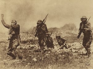Amerika im Ersten Weltkrieg: Gefahr durch Gasangriffe wurde unseren Männern eindringlich vermittelt, um die Befolgung der Armeebefehle bezüglich des Tragens von Gasmasken zu erzwingen (s/w Foto) von American Photographer