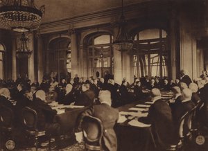 Amerika im Ersten Weltkrieg: Georges Clemenceau, Premierminister von Frankreich, übergibt den deutschen Delegierten die Friedensbedingungen der Alliierten im Trianon Palace Hotel, Versailles, 7. Mai von American Photographer