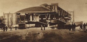 Amerika im Ersten Weltkrieg: NC-3 und NC-4 vor ihrem Hangar bereit für den transatlantischen Flug (s/w Foto) von American Photographer