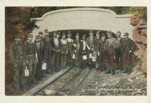 Amerikanischer Kohlebergbau: Eine glückliche Schar, Bergleute kehren von der Arbeit zurück von American Photographer