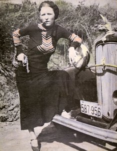 Bonnie Parker posiert 