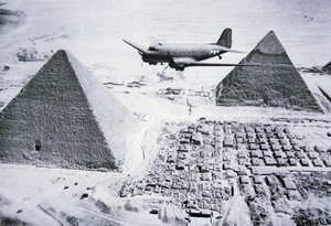 C-47 fliegt über die Pyramiden Ägyptens