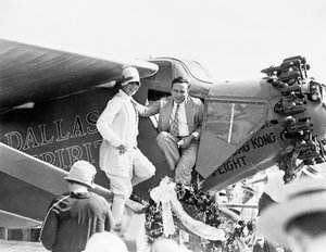 Kapitän und Frau P. Erwin bei der Enthüllung des Dallas Spirit auf dem Love Field, 6. August 1927 von American Photographer