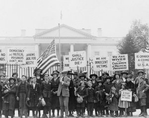 Kinder im Weißen Haus appellieren an den Präsidenten für die Freilassung politischer Gefangener, 1922 von American Photographer