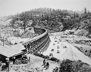 Chinesische Arbeiter arbeiten an einer Trestle-Brücke am westlichen Hang der Sierra Nevada Berge von American Photographer