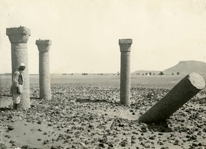 Säulen der koptischen Kirche, von Westen gesehen, Sai-Insel, Ägypten, Fotografie von Breasted, Oriental Institute, University of Chicago, ca. 1920 von American Photographer