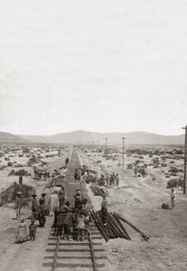 Bau der Central Pacific Railways im Jahr 1869 - Nevada - Arbeiter bauen die Eisenbahnlinien der Central Pacific Company, um die erste nordamerikanische transkontinentale Eisenbahn zu bauen. (Central Pacific Railroad Company) von American Photographer