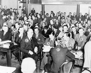 Gericht in New Jersey eröffnet den Prozess gegen Bruno Richard Hauptmann (ganz rechts) wegen der Entführung und des Todes von Charles Lindberghs Baby, 1935 von American Photographer