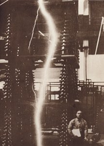 Entladung von künstlichem Blitz aus einem Fünf-Millionen-Volt-Generator (s/w Foto) von American Photographer