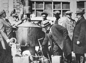 US-Bundesagenten entdecken eine illegale Alkoholbrennerei während der amerikanischen Prohibition (1920-33) von American Photographer