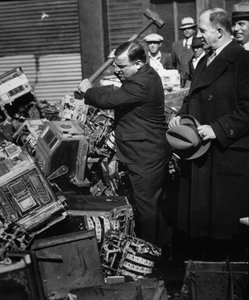 Fiorello La Guardia (1882-1947) zerstört beschlagnahmte Spielautomaten von American Photographer