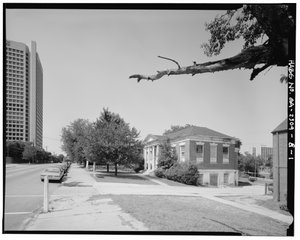 Im Kontext, von Süden nach Norden, entlang der Luckie Street. - Clark Howell Homes, Anne Wallace Branch Carnegie Library, 538 Luckie Street, Atlanta, Fulton County, GA von American Photographer