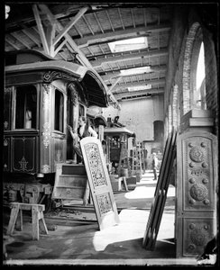 Innenansicht von Männern, die in der Lackiererei der Pullman Palace Cars Fabrik arbeiten, vermutlich in Detroit, Michigan von American Photographer
