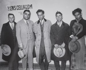 Joe Aiello (1891-1930) mit seinen Handlangern in Polizeigewahrsam