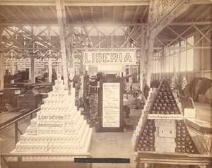 Liberia Seifen- und Kaffeedisplay, Agricultural Hall, Philadelphia Centennial Exhibition, 1876 (Albuminabzug) von American Photographer