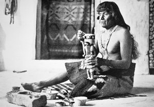 Mann, der eine Kachina-Puppe macht, ca. 1890