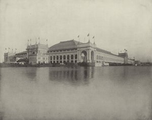Fabrikgebäude vom Nordende der bewaldeten Insel von American Photographer