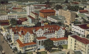 Miami, Florida, ca. 1925: Vogelperspektive, zeigt das Halcyon Hotel im Vordergrund (Farbfoto)