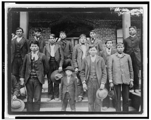 Indianische Männer und ein Junge vor der Carlisle Indian School, Pennsylvania, ca. 1890 von American Photographer