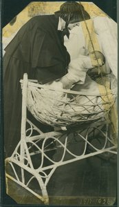 New York Foundling Hospital - Schwester Anna Michella mit Baby und Wiege von American Photographer