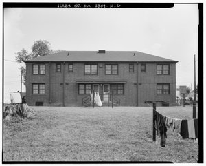 Nordseite - Clark Howell Homes, Gebäude H-1, 253 Mills Street, Atlanta, Fulton County, GA (s/w Foto) von American Photographer